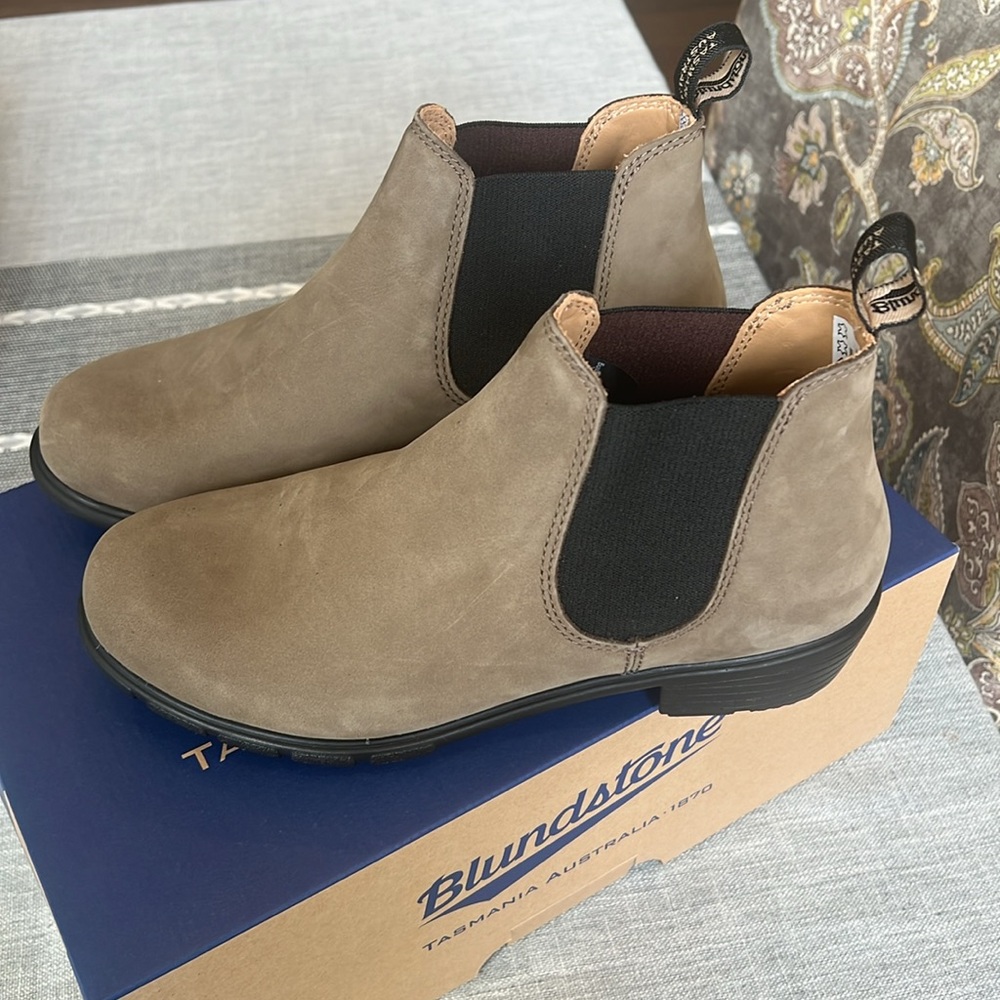 Blundstone 9.5 BRAND NEW IN BOX